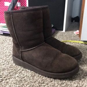 classic brown Ugg’s size 6